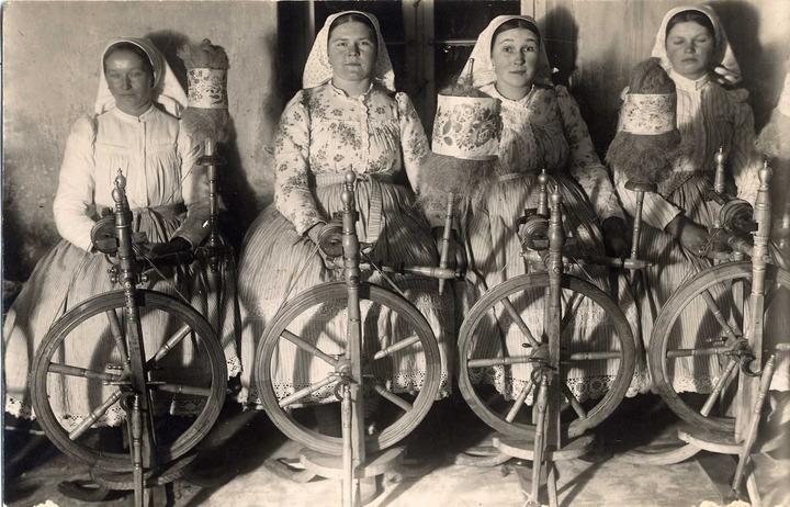 Mädchen an der Spinte ©Peter Becker