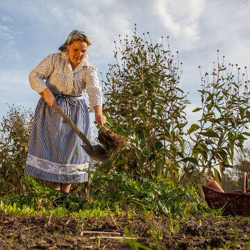 Arbeitstracht auf dem Feld &copy;Peter Becker