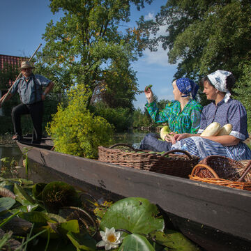 Arbeitstracht auf dem Kahn &copy;Peter Becker