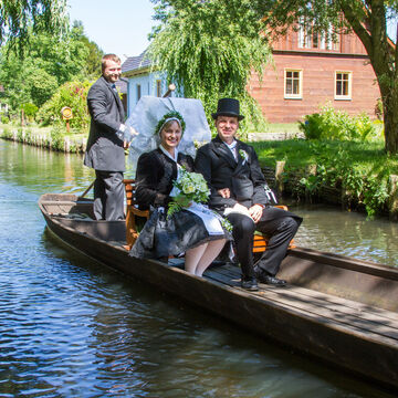 Hochzeitspaar auf Kahn &copy;Peter Becker
