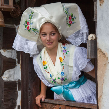 Burger Trachtenm&auml;dchen &copy;Peter Becker