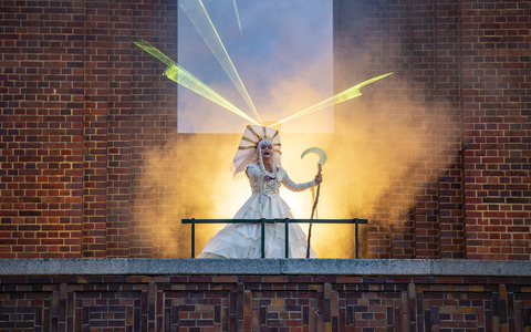 Mittagsfrau &copy;Ron Petra&szlig;