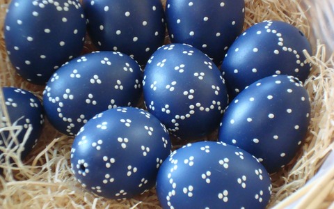 Ostereier blau wei&szlig; gepunktet &copy;Peter Becker