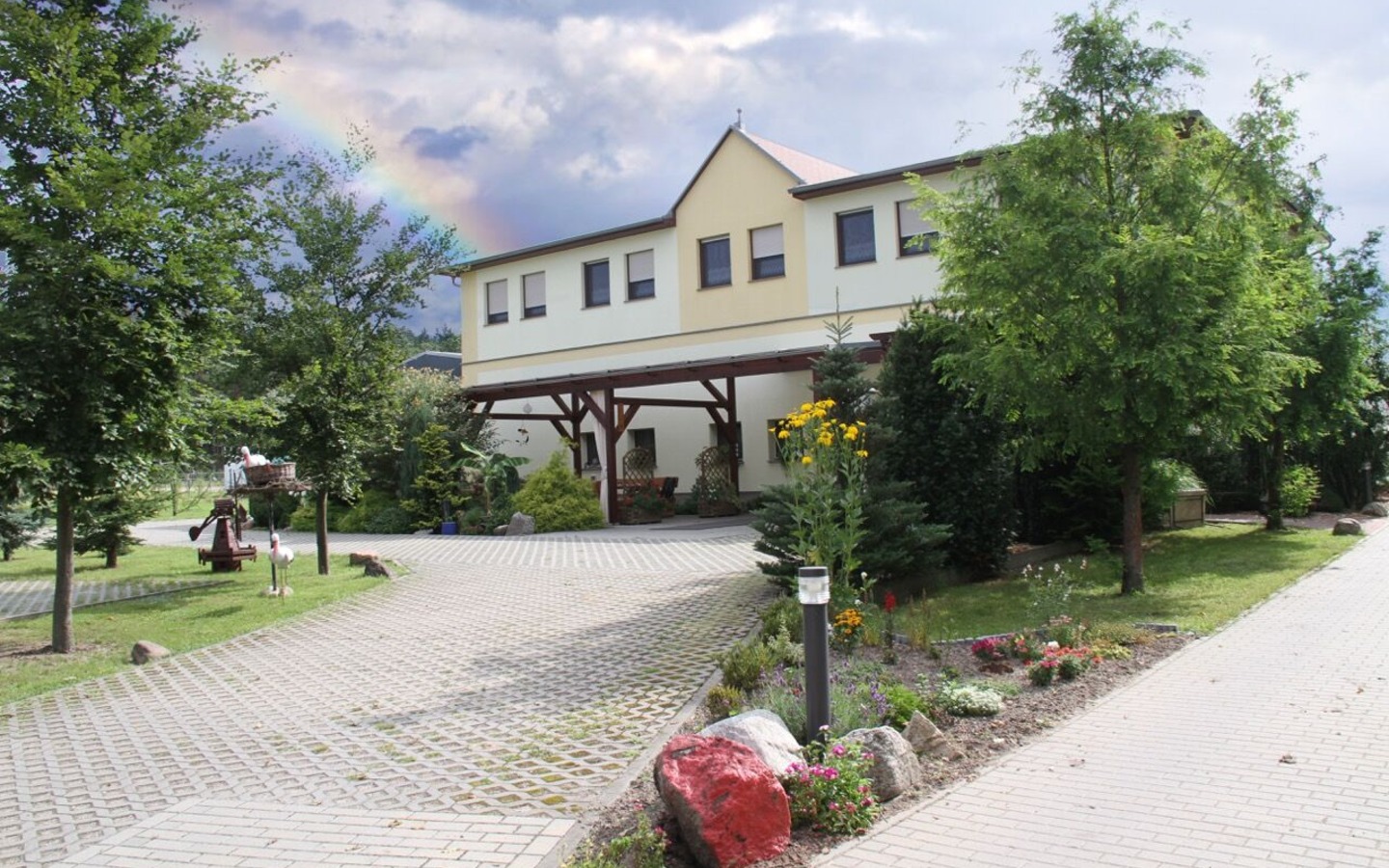 Au&szlig;enansicht mit Terrasse