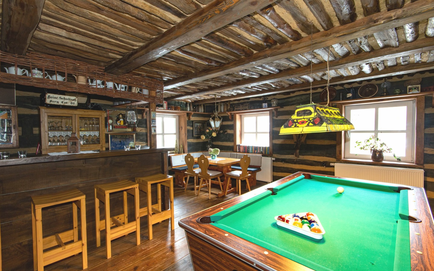 Aufenthaltsraum mit Billiard