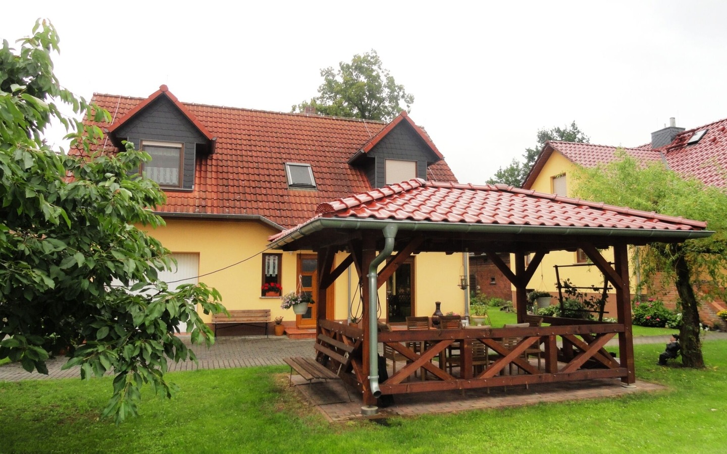 Au&szlig;enansicht mit Freisitz