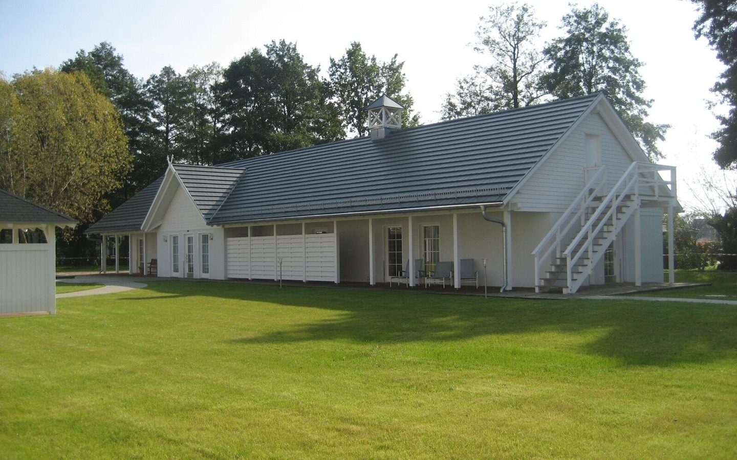 Wiese vor dem Wellnessgeb&auml;ude