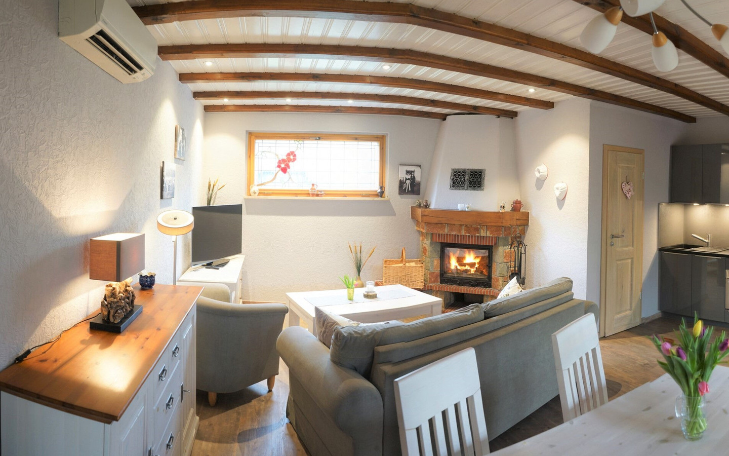 Wohnraum mit Kamin