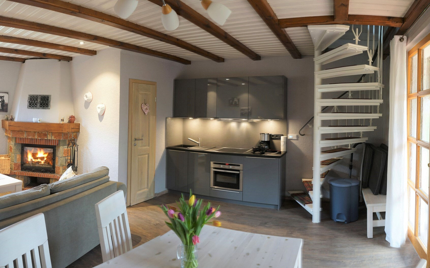 Wohnraum mit K&uuml;chenzeile