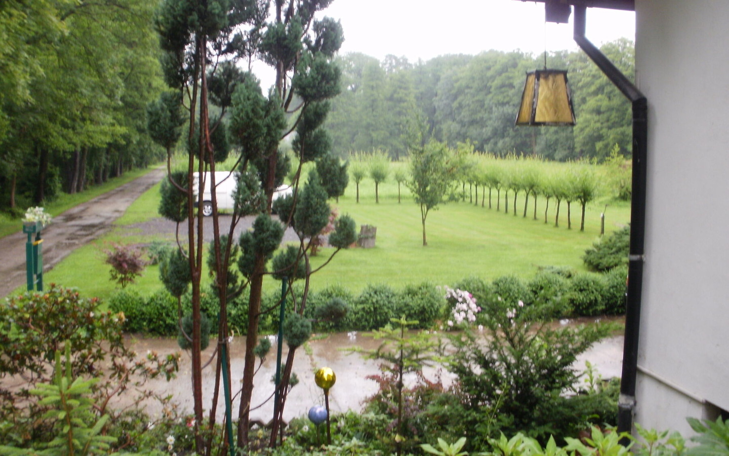 Zufahrt mit Parkplatz