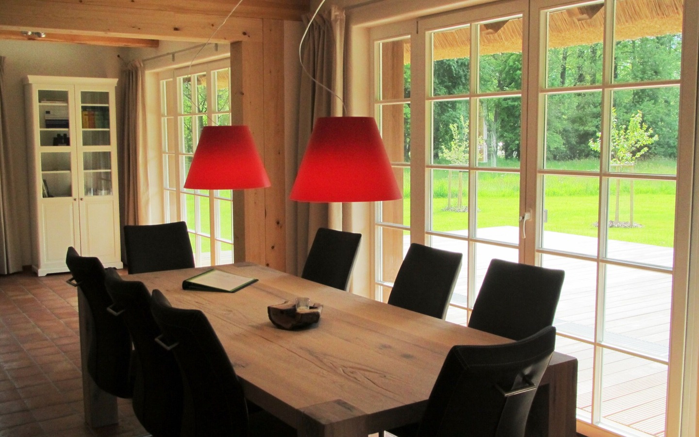 grossz&uuml;giger Essplatz