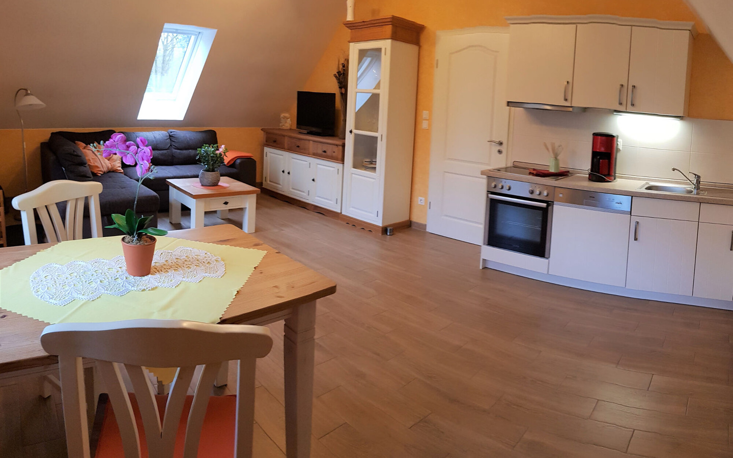 Wohnraum mit K&uuml;chenzeile