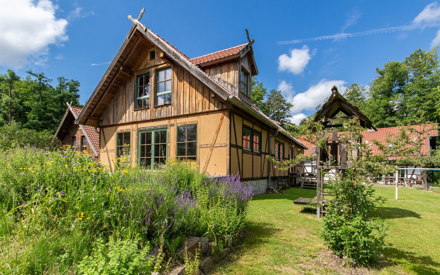 Garten und Eingang Naturheilpraxis