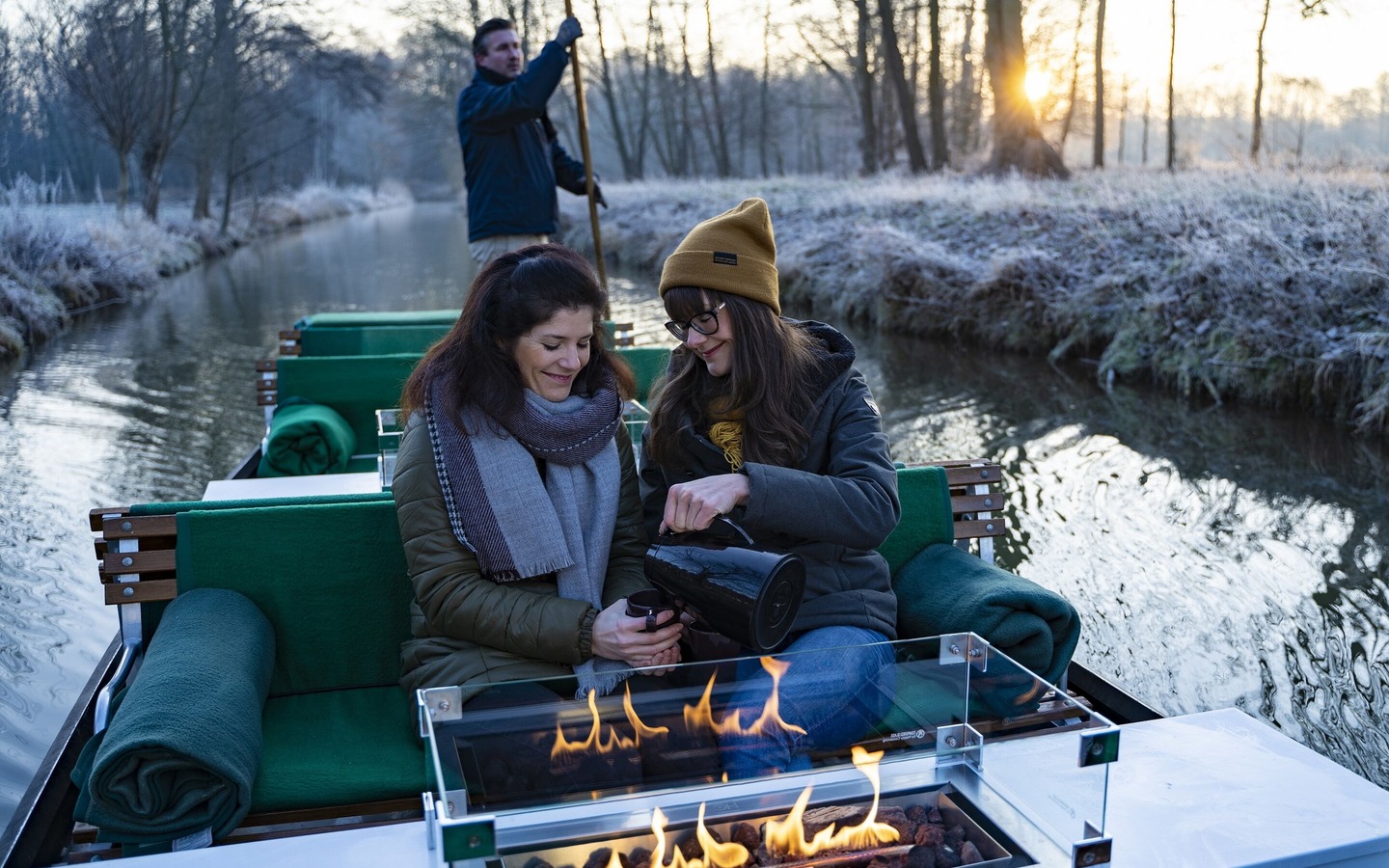 Kaminkahnfahrt im Winter am Bootshaus Leineweber, Foto: Ron Petra&szlig;, Lizenz: Amt Burg (Spreewald)