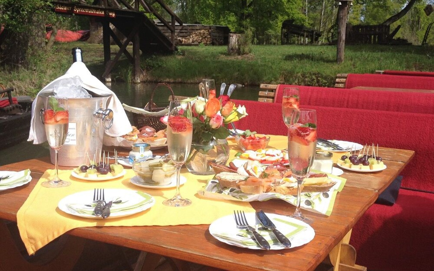 Fr&uuml;hst&uuml;ckskahnfahrt, Foto: Kleiner Spreewaldhafen, Lizenz: https://www.b-tu.de/universitaet/karriere/stellenausschreibungen