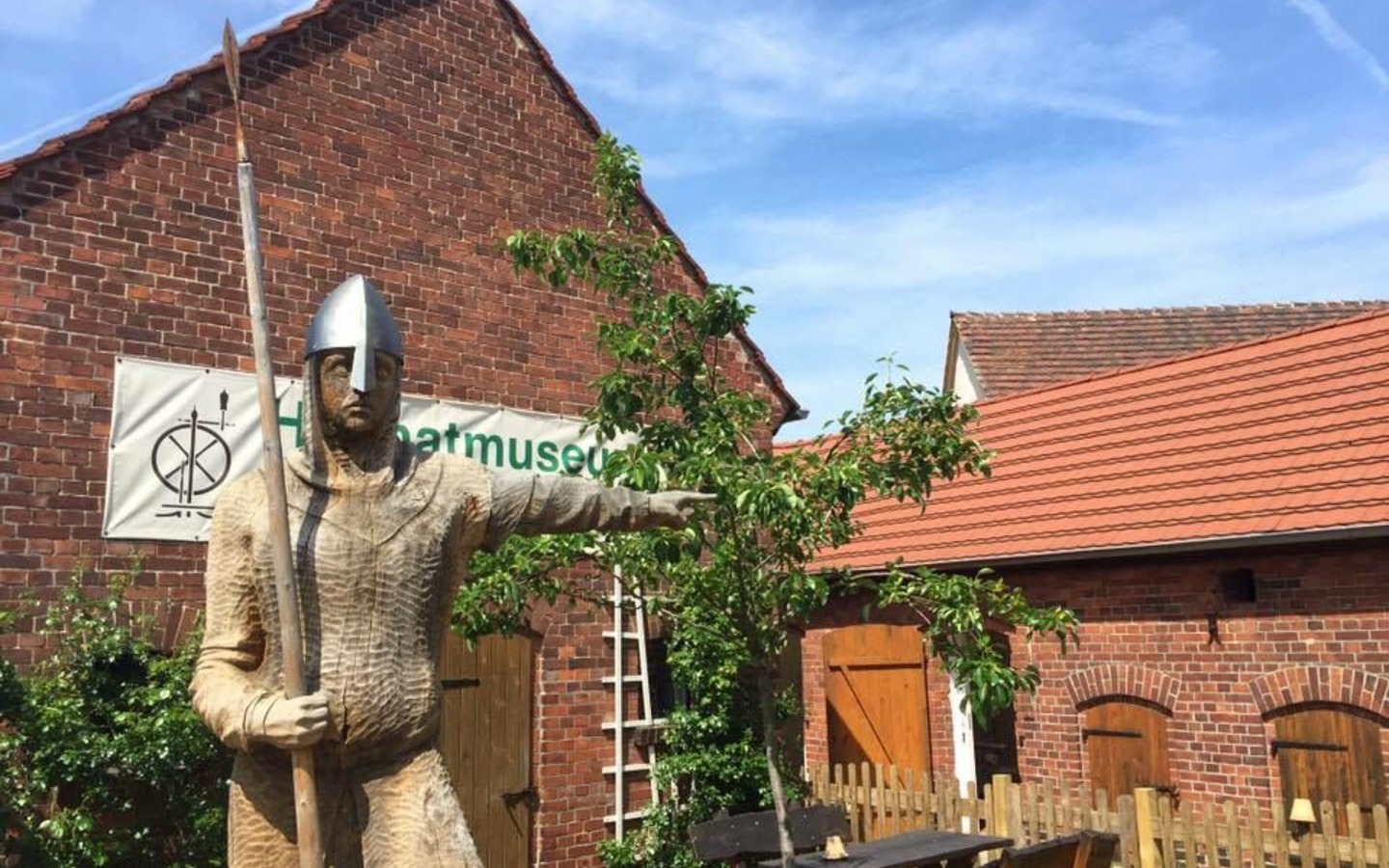 Krieger vor Heimatmuseum Dissen, Foto: Bernd Choritz, Lizenz: Amt Burg (Spreewald)