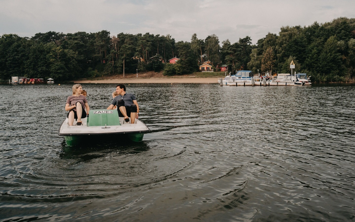 Tretboot fahren, Foto: Lena Tschuikow, Lizenz: Tourismusverband Spreewald