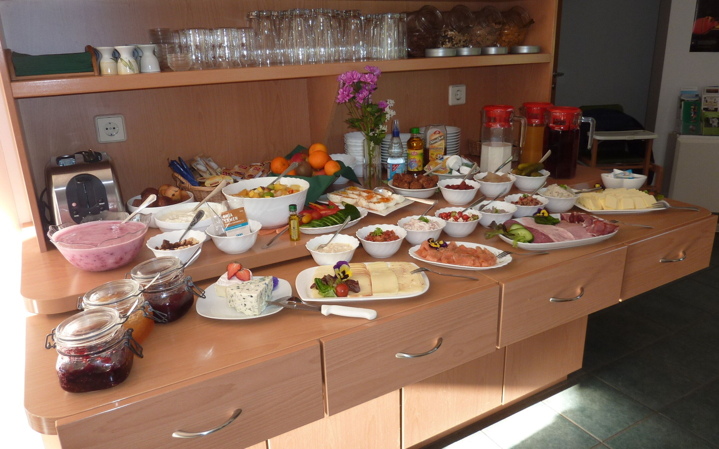 Fruehstueck Buefett Spreewald Pension Spreeaue, Foto: Pension Spreeaue, Lizenz: Amt Burg (Spreewald)