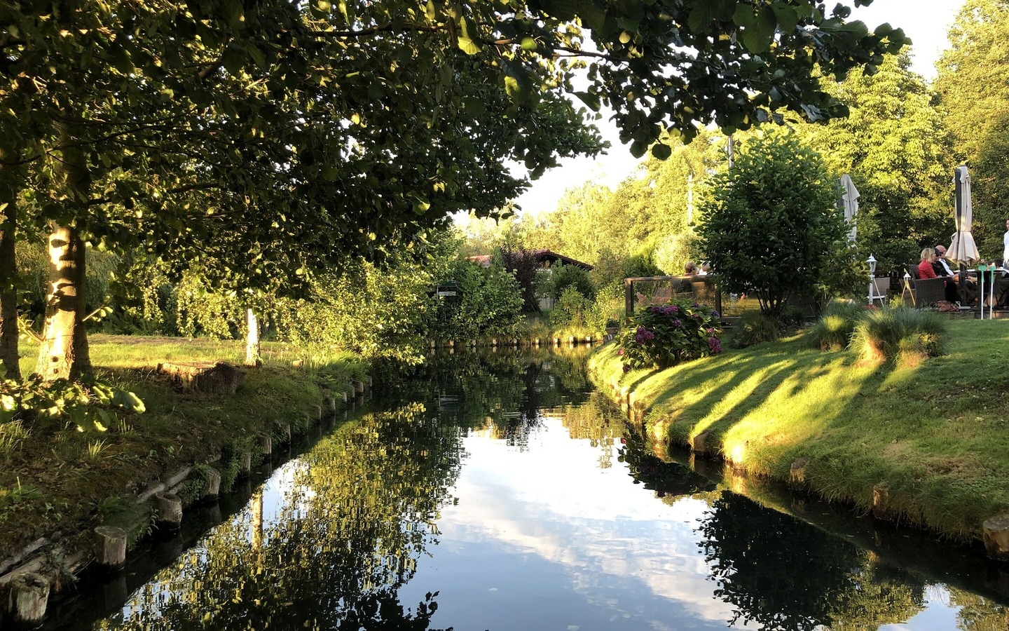 Direkt am Flie&szlig;, Foto: Hofrestaurant, Lizenz: Amt Burg (Spreewald)
