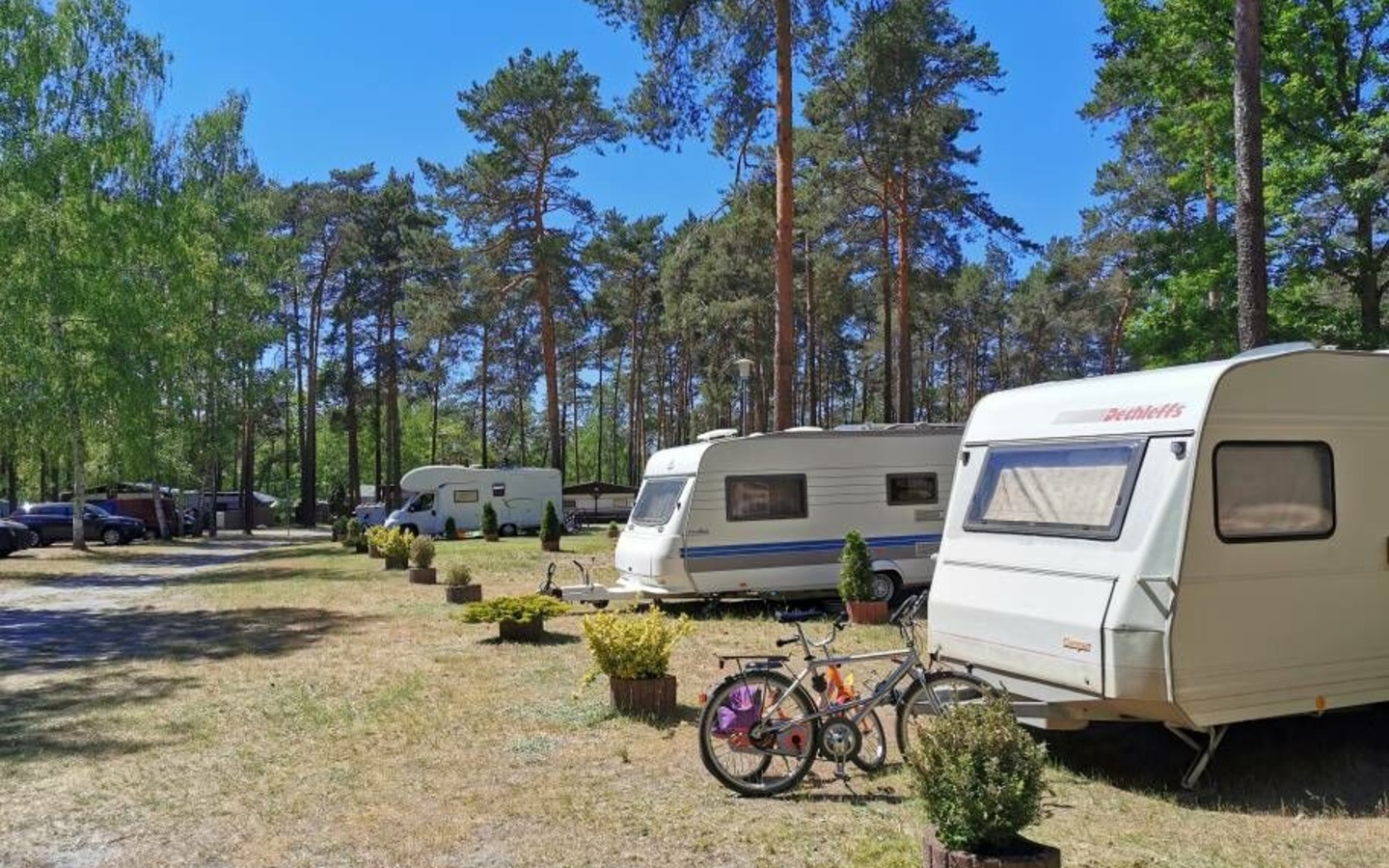 Standplatz Wohnwagen, Wohnmobil, Foto: ReFanCard, Lizenz: Waldcamping Am Gro&szlig;see