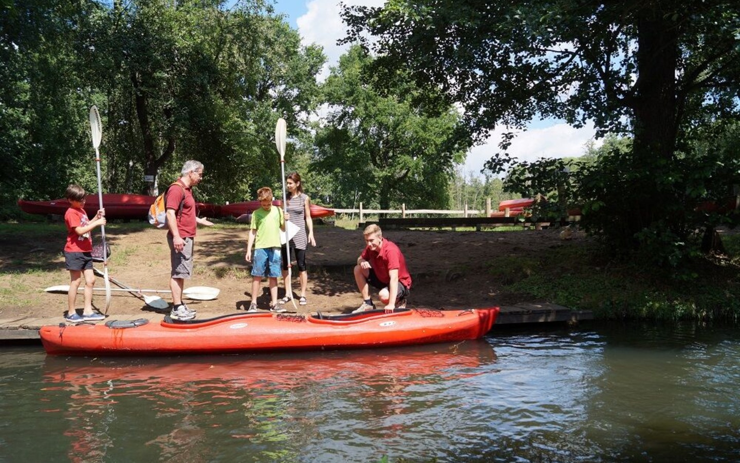 Unterst&uuml;tzung durch unseren Bootsjungen, Foto: Kleiner Spreewaldhafen, Lizenz: Amt Burg (Spreewald)