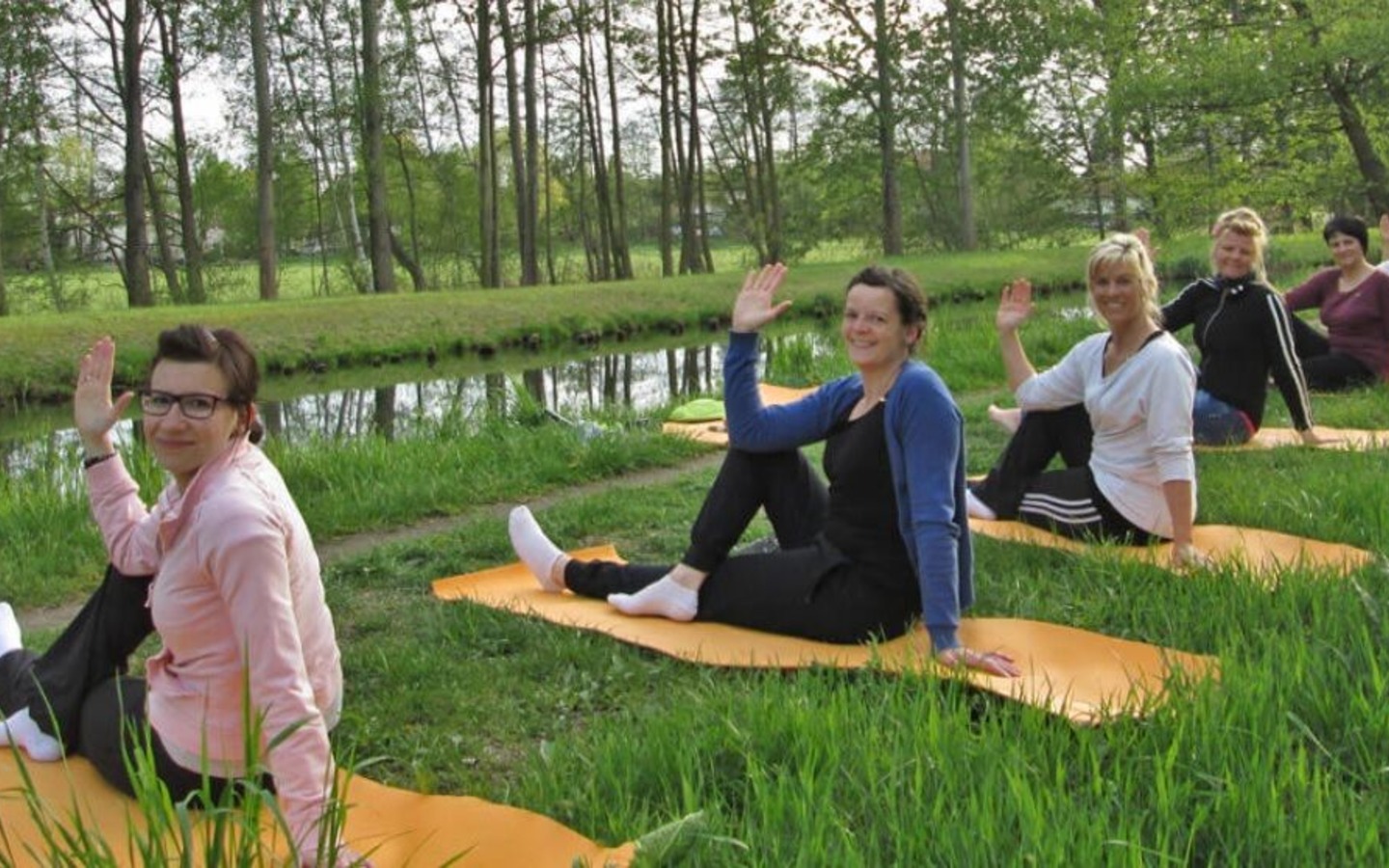 Yoga in der freien Natur, Foto: Gesundheitsstudio Andrea Dabow, Lizenz: Amt Burg (Spreewald)