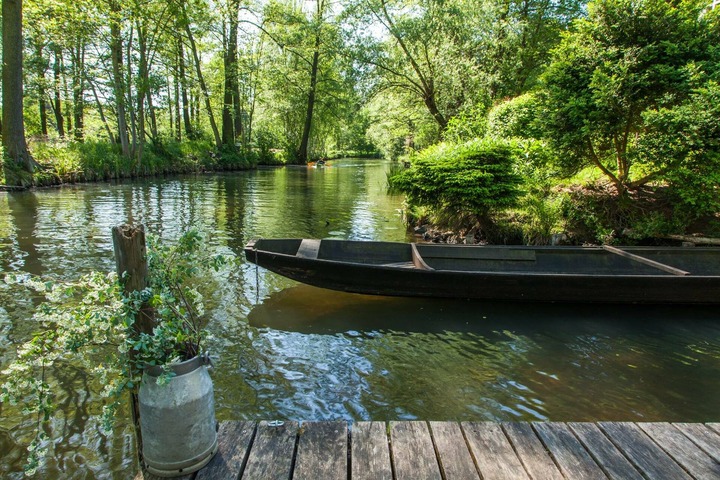 Kahn am Ufer im Fr&uuml;hling &copy;PeterBecker.jpg