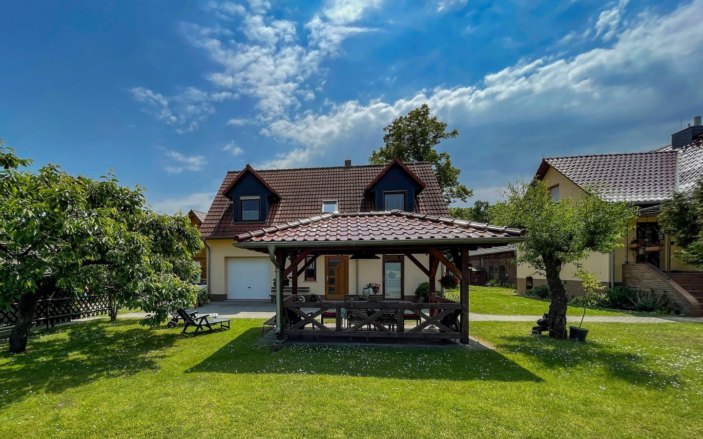 hausansicht mit Freisitz