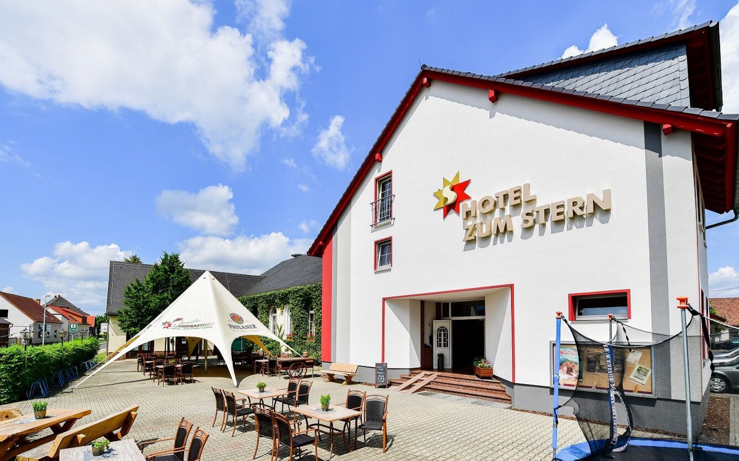 Au&szlig;enansicht mit Lindenterrasse in Werben, Foto: Thomas Richert, Lizenz: Antje Schlodder-Franke