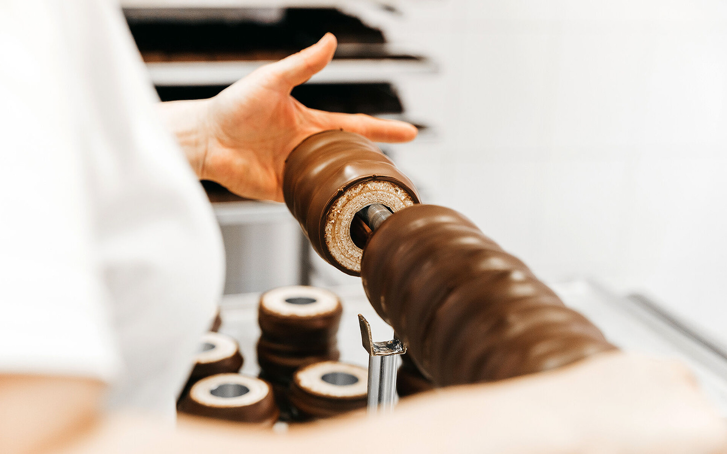 Zuschnitt des Baumkuchen in ein bis drei Ringen | Groch & Erben, Foto: Johannes Zantow, Lizenz: Groch & Erben