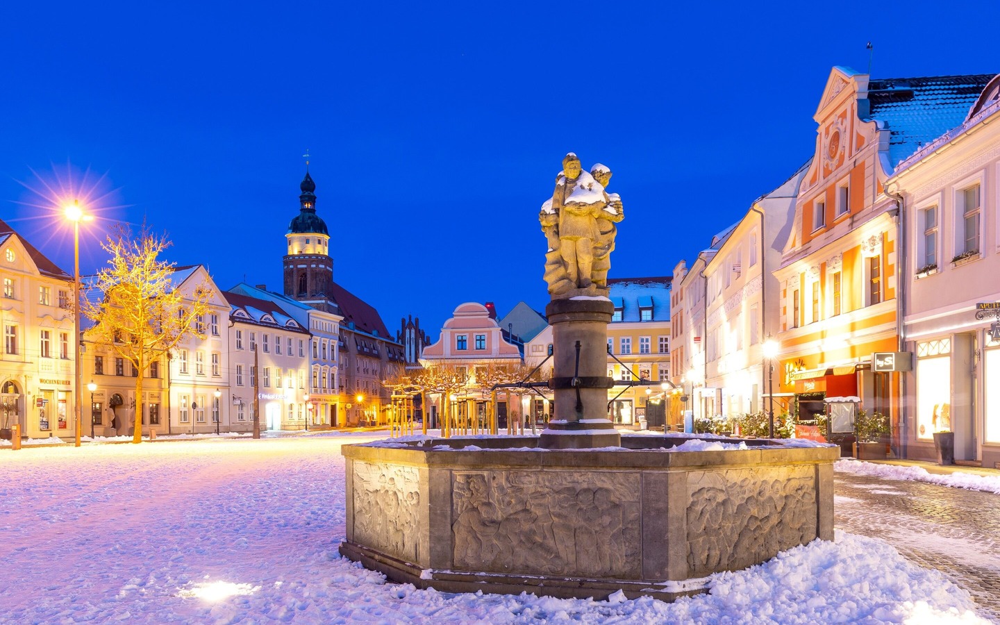 Winterstimmung am Stadtbrunnen Cottbus mit Baumkuchenb&auml;ckerin, Foto: Andreas Franke, Lizenz: CMT Cottbus