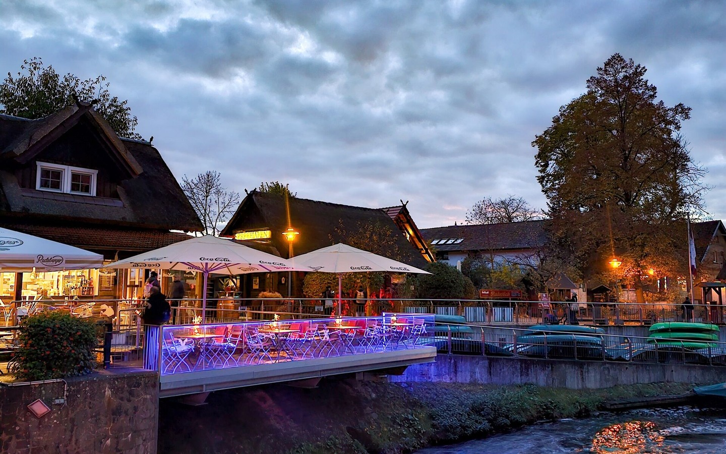 Terrassencaf&eacute; am Spreehafen bei Nacht, Foto: Tino Meier, Lizenz: Spreehafen Burg