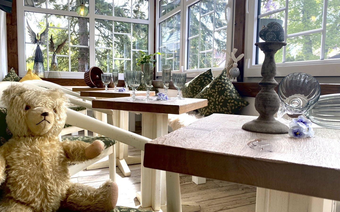 Die "alte Veranda" ist jetzt ein herrliches Pl&auml;tzchen zum fr&uuml;hst&uuml;cken, Foto: J&ouml;rdis Urban, Lizenz: Haus Stenziger