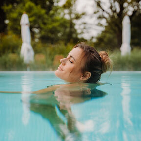 Frau im Solebad Au&szlig;enbereich