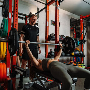 Frauen beim Training im Fitnessbereich