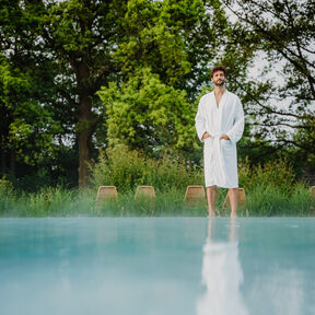 Mann im Bademantel am Solebecken