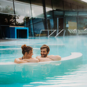 Paar im Au&szlig;enbecken der Spreewald Therme
