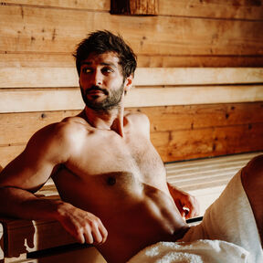Mann in der Sauna 