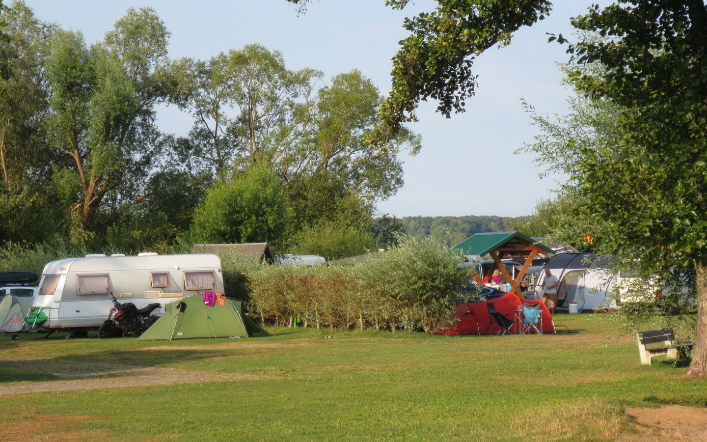Spreewald Camping Nord ruhig nicht parzellierte Stellpl&auml;tze umgeben von Wiesen und W&auml;lder. Einfach die Seele baumeln lassen.