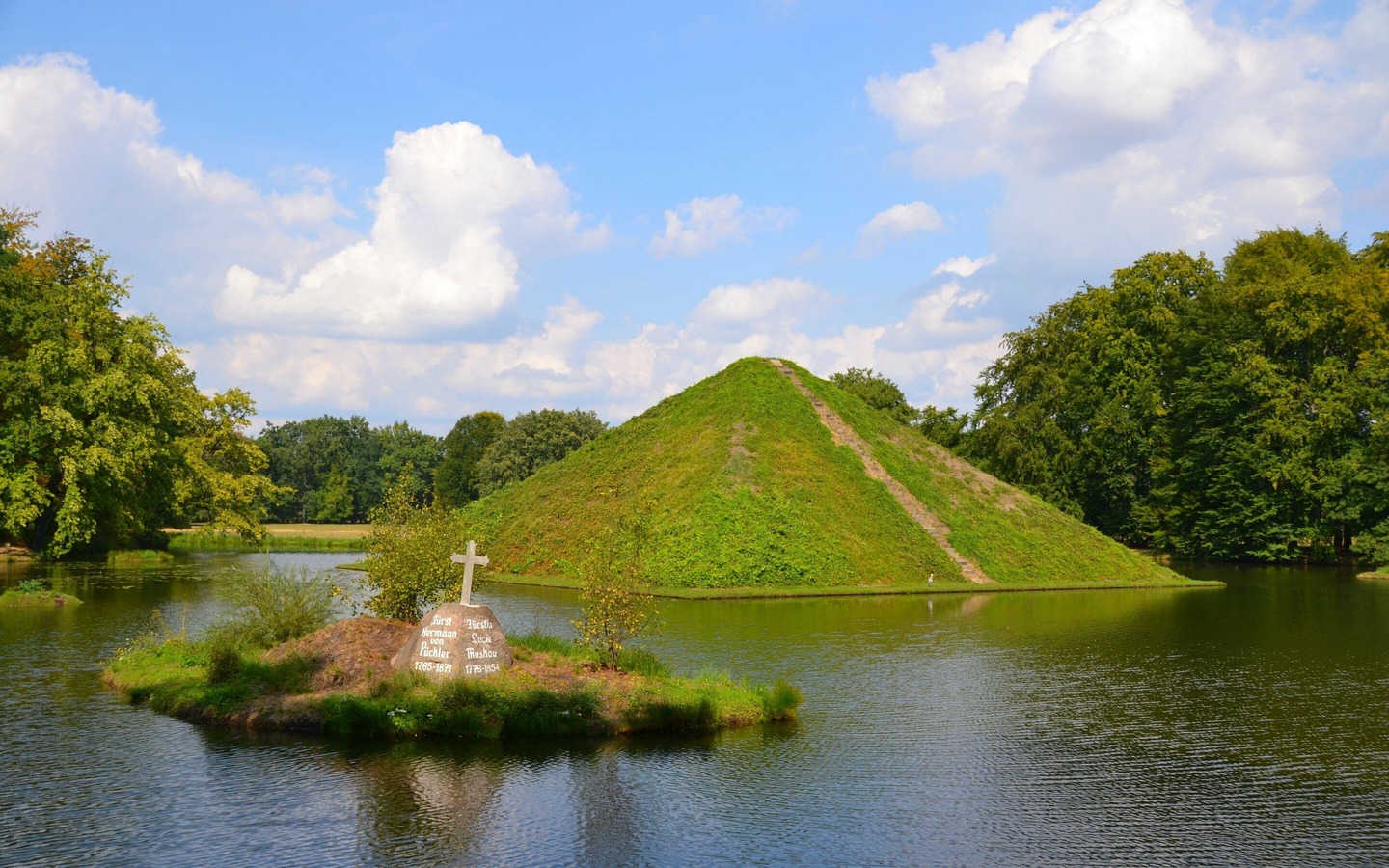 Tumulus und Grab im Schlosspark Branitz, TMB-Fotoarchiv: Matthias Sch&auml;fer