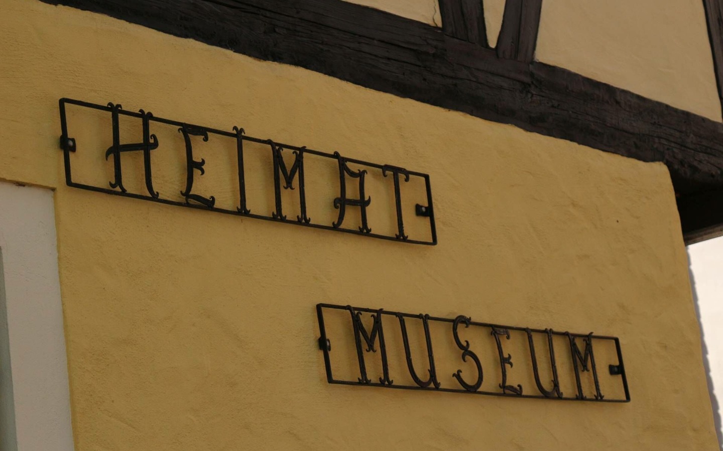 Das Heimatmuseum ist in der alten M&auml;dchenschule, einem Fachwerkhaus aus dem Jahre 1789 in unmittelbarer Nachbarschaft der Stadtkirche, eingerichtet, Foto: Stadt Calau / Jan Hornhauer
